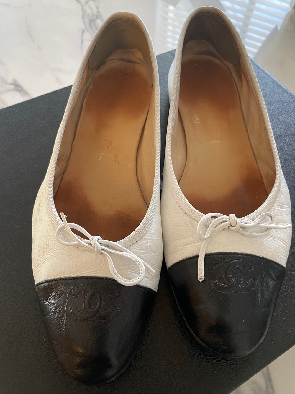 CHANEL Two-Tone Leather Ballet Flats in White and Black